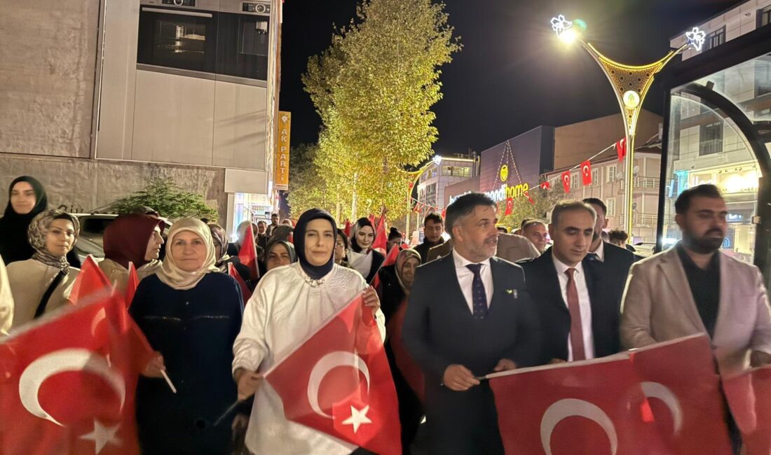 AK Parti Erzincan İl Başkanlığı Esnafa Türk Bayrağı Dağıttı AK Parti Erzincan İl Başkanlığı, 100 yöneticisiyle gerçekleştirdiği esnaf ziyaretlerinde