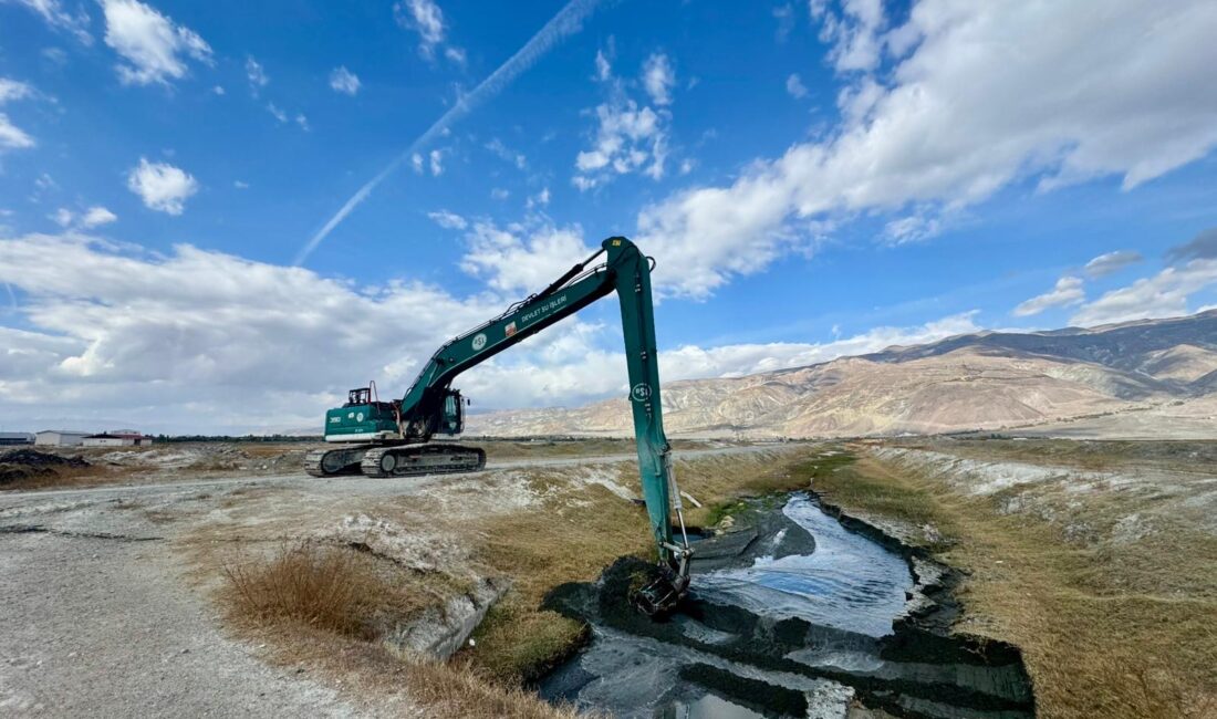 Han Deresi Temizleniyor, Taşkın Tehlikesi Azalıyor Erzincan Akyazı Mahallesi’nde bulunan Han Deresi’nde DSİ 8. Bölge Müdürlüğü