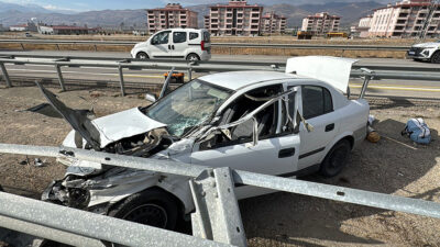Erzincan’da sürücüsünün direksiyon hakimiyetini kaybettiği otomobil, demir bariyerlere çarptı. Kazada