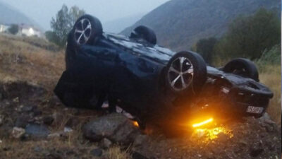 Erzincan’da kontrolden çıkan otomobilin şarampole devrilmesi sonucu 5 kişi yaralandı.