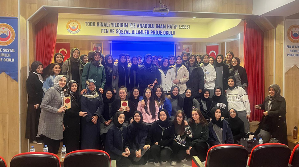 Eğitimci Yazar Firuzan Çetin’den Öğrencilere İlham Veren Konferans Eğitimci yazar Firuzan Cetin, TOBB Binali Yıldırım Kız Anadolu İmam
