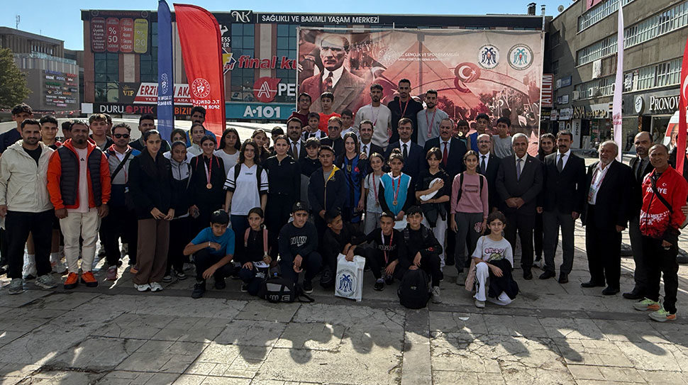 Erzincan’da Cumhuriyet Koşusu Yapıldı Türkiye Cumhuriyeti’nin kuruluşunun 102. yıldönümü etkinlikleri kapsamında Erzincan’da Cumhuriyet koşusu