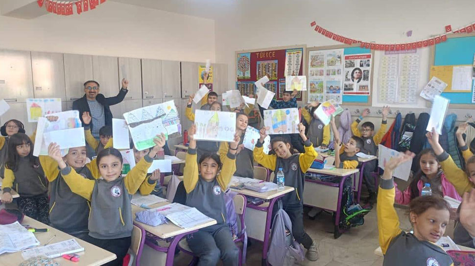 Erzincan ve Mardin Arasında Mektup Kardeşliği Sürüyor Erzincan Mehmet Akif Ersoy İlkokulu 4/A sınıfı öğretmeni Anıl Samancı’nın