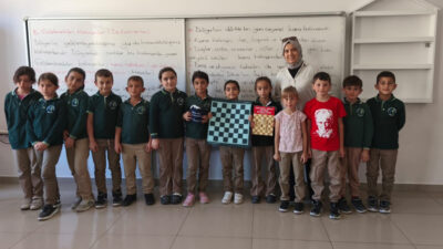 Üzümlü Bayırbağ İlkokulu Satranç Kulübü öğrencileri ve kulüp öğretmeni Nuran