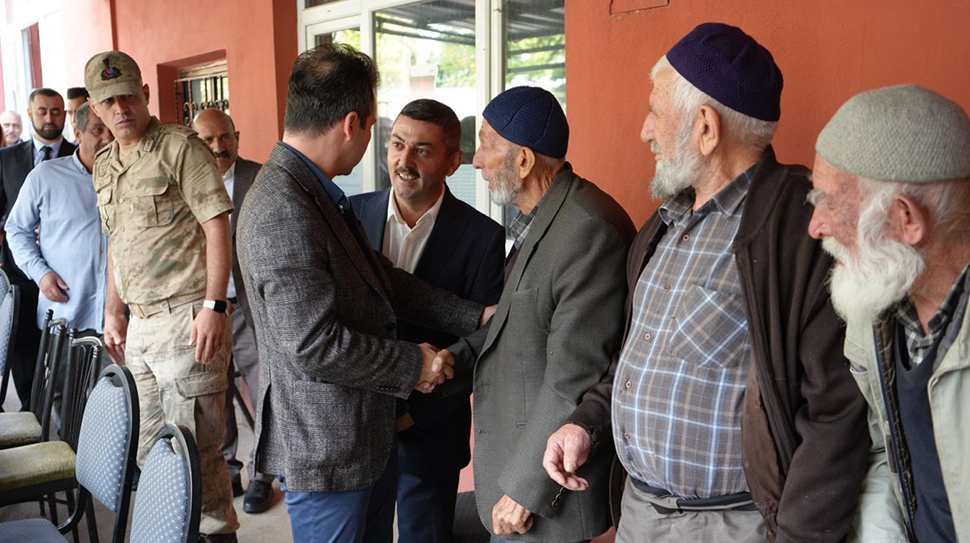 Erzincan’ın Üzümlü ilçesi Kaymakamı Buğra Karadağ, vatandaşlarla bir araya gelmek