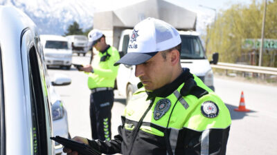 Erzincan Polisi, araması bulunan şahıslara yönelik yaptığı operasyonlarda 13 yıl