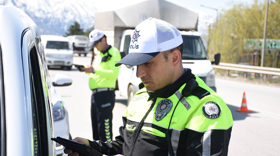 Erzincan Polisi, araması bulunan şahıslara yönelik yaptığı operasyonlarda 13 yıl