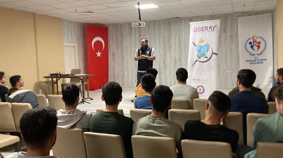 KYK Öğrencilerine Siber Güvenlik Bilgilendirmesi Erzincan İl Emniyet Müdürlüğü Siber Suçlarla Mücadele Şube Müdürlüğü ekipleri,