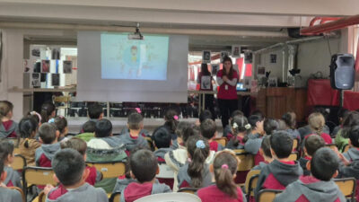Üzümlü Sağlık Merkezi tarafından Altınbaşak Şehit Murat Bayram Ortaokulu’nda öğrencilere