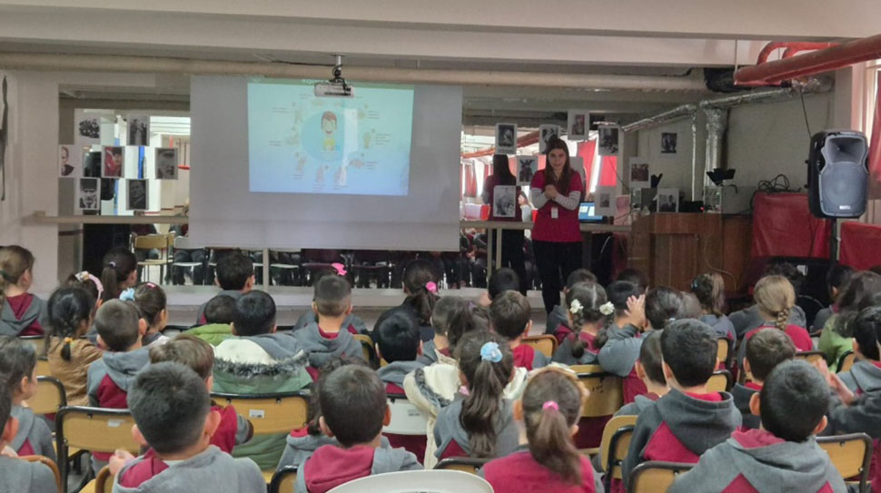 Üzümlü Sağlık Merkezi tarafından Altınbaşak Şehit Murat Bayram Ortaokulu’nda öğrencilere