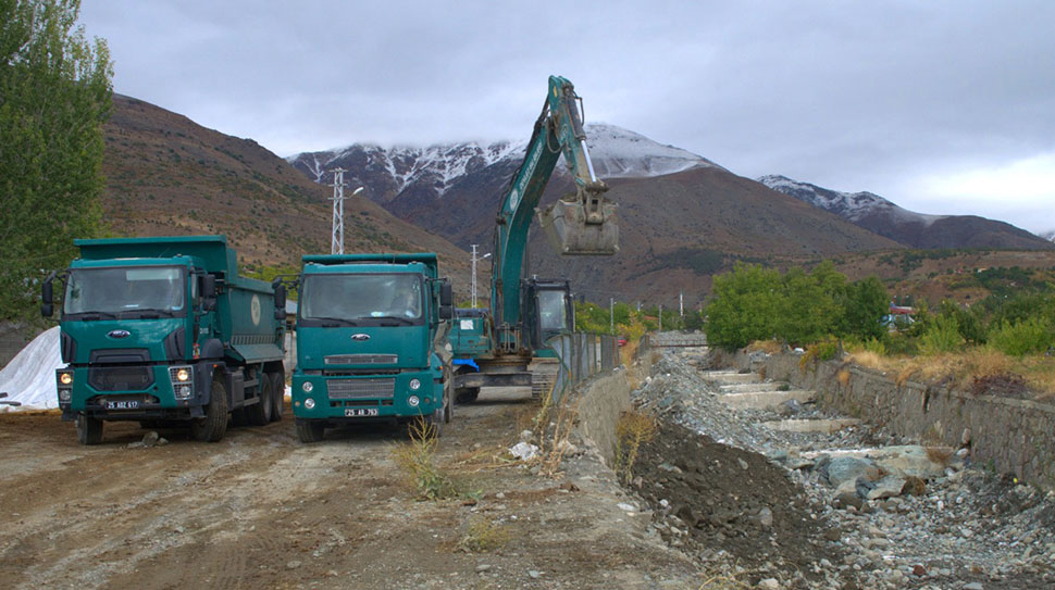 Erzincan’ın Üzümlü ilçesinde Devlet Su İşleri tarafından yürütülen rusubat temizlik