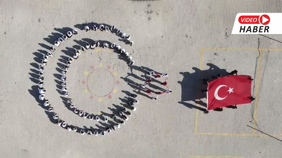 Öğrencilerden Türk Bayrağı Koreografisi Erzincan  Hoca Ahmet Yesevi İmam Hatip Ortaokulu Ortaokul öğrencileri, 29