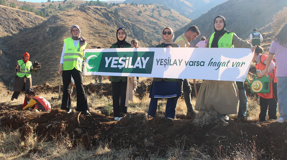 Geleceğe Nefes, Doğaya Umut! Erzincan Gölpınar Köyü’nde düzenlenen etkinlikte, öğrenciler ve Yeşilay gönüllüleri bir