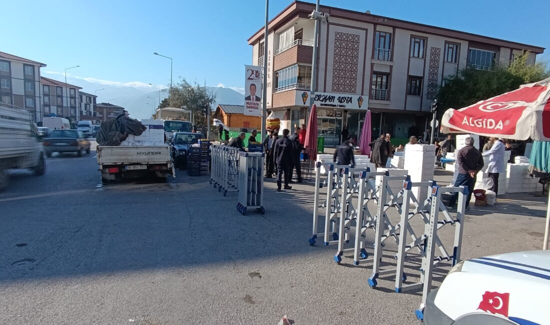 Zabıta Harekete Geçti: Salı Pazarı’nda Yeni Trafik Uygulaması Erzincan Belediyesi Zabıta ekipleri, Salı Pazarı çevresinde yaşanan trafik sıkışıklığını