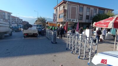 Erzincan Belediyesi Zabıta ekipleri, Salı Pazarı çevresinde yaşanan trafik sıkışıklığını