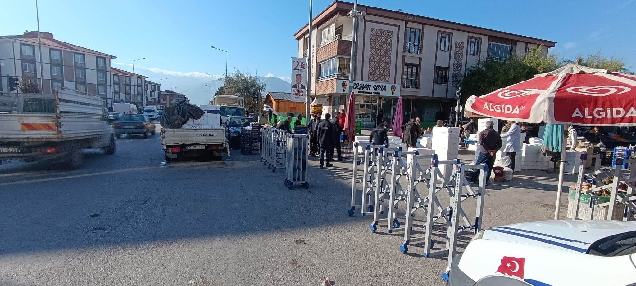 Erzincan Belediyesi Zabıta ekipleri, Salı Pazarı çevresinde yaşanan trafik sıkışıklığını
