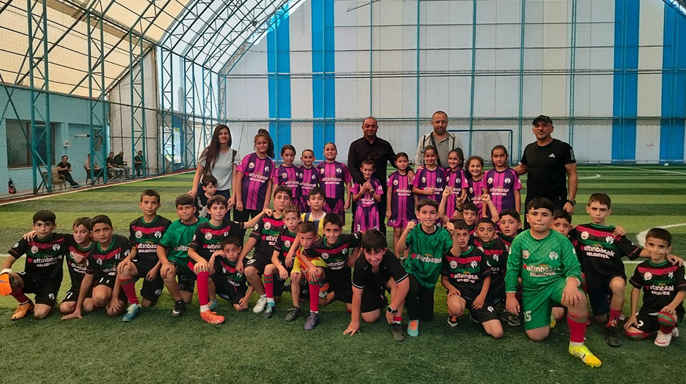 Altınbaşak Belediyesi’nin desteğiyle futbol kursu öğrencileri, Belediye Meclis Üyesi Ahmet
