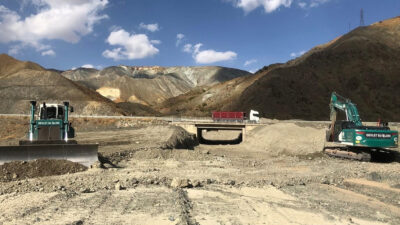 Erzincan-Sivas karayolu üzerinde bulunan Sakaltutan Geçidi’nde yer alan Çardaklı Deresi,