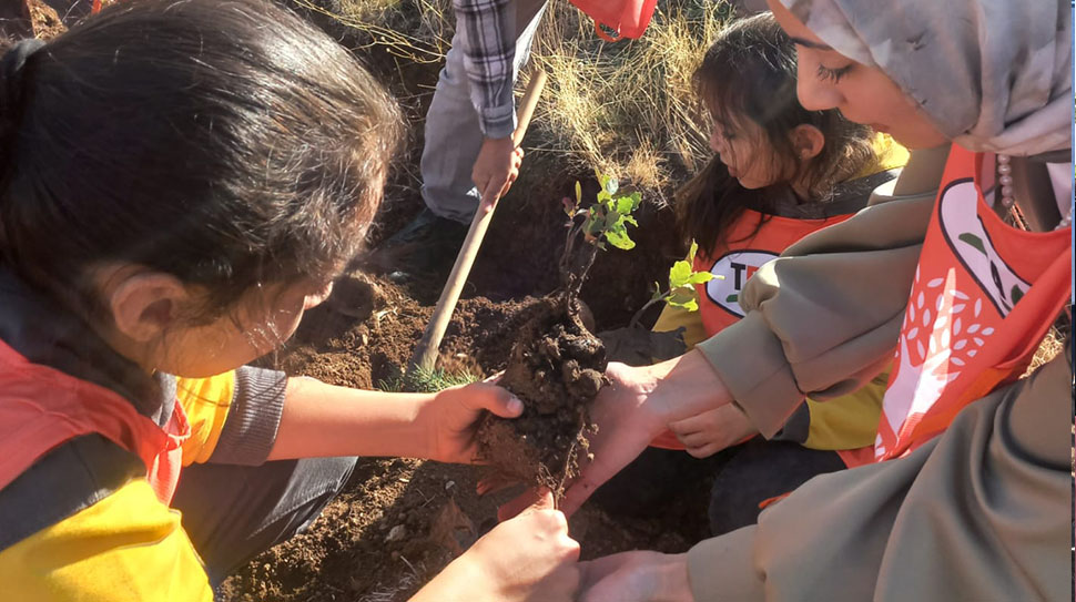 Minik Yürekler Fidanları Toprakla Buluşturdu Yeşil Vatan – Benim Okulum Geleceğe Çare projesi kapsamında Erzincan