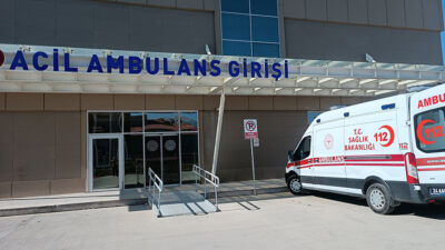 Erzincan’da sürücüsünün kontrolünden çıkarak bariyerlere çarpan otomobildeki 3 kişi yaralandı.