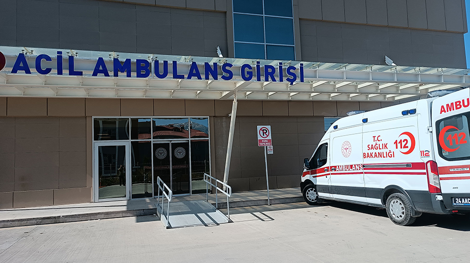 Erzincan’da sürücüsünün kontrolünden çıkarak bariyerlere çarpan otomobildeki 3 kişi yaralandı.