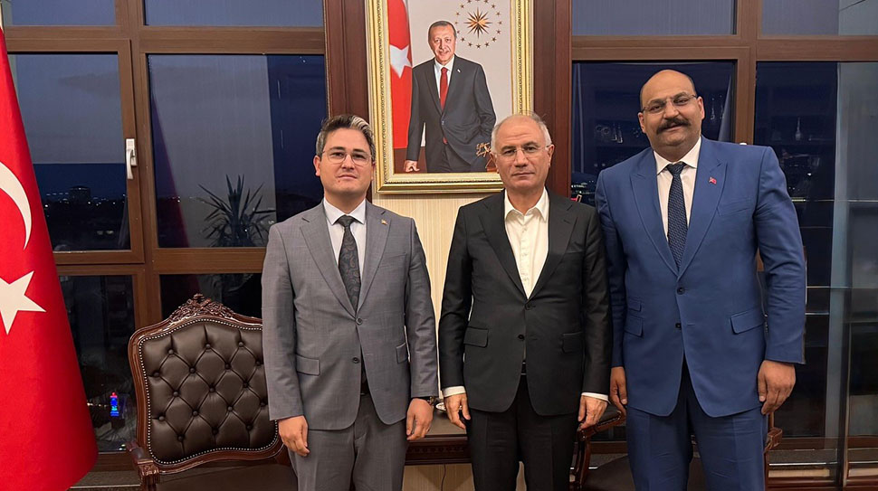Kemaliye Kaymakamı Emirhan Arıkan ve Kemaliye Belediye Başkanı Erdem Atmaca,