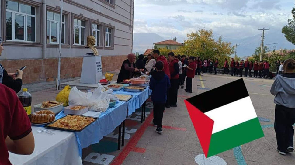 Üzümlü Ortaokulu Öğrencilerinden Gazze’ye Dayanışma Kermesi Uzun zamandan beri Gazze’de yaşanan insani drama dikkat çekmek ve