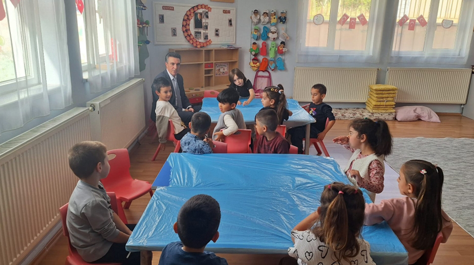 Üzümlü ilçe Millî Eğitim Müdürü Şinasi Yıldırım,  miniklerin yüreklerine dokunmak