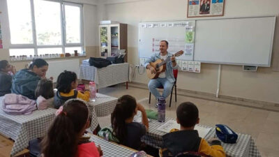 Erzincan Lisesi müzik öğretmeni Emre İlhan, velisi olduğu Mehmet Akif