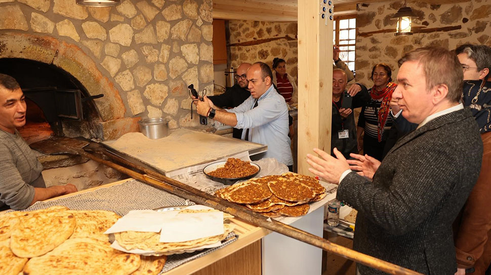 Ocak Köyü Tarihi Fırını Yeniden Kültürle Buluştu Kemaliye’ye bağlı Ocak köyünde tadilatı tamamlanarak yeniden hizmete açılan Ocak
