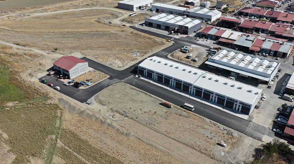 Erzincan Belediyesi Fen İşleri Müdürlüğü ekipleri, Yeni Sanayi Sitesi’nde yürüttükleri
