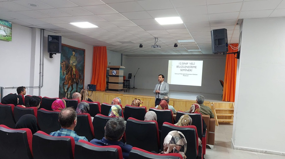 Erzincan Sosyal Bilimler Lisesinde YKS’ ye hazırlanan 12. sınıf öğrenci