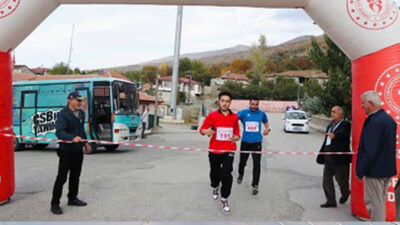 Üzümlü’de 29 Ekim Cumhuriyet Bayramı kapsamında düzenlenen “Cumhuriyet Koşusu”nda 178