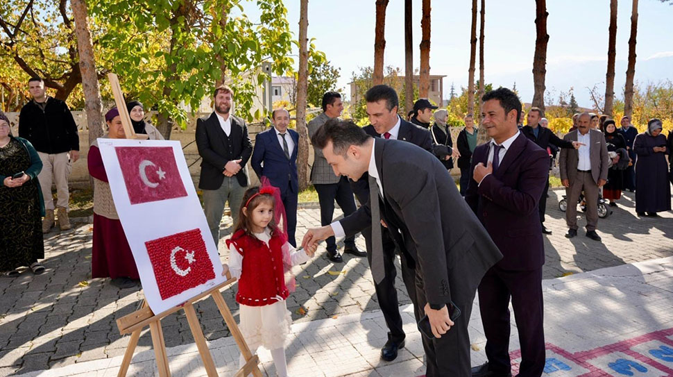 Üzümlü Anaokulu öğretmenleri Tuğba Budak, Elif Günay ve Gülhanım Silvan