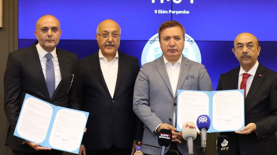 Erzincan’da eski Milletvekili Tevhit Karakaya ile oğlu iş insanı İhsan