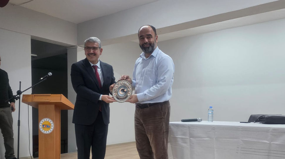 Yazar Ahmet Bulut’tan Öğrencilere “Namaz Ve Manevi Gelişim” Konferansı Erzincan İl Müftülüğü tarafından düzenlenen program kapsamında Erzincan’a gelen İlahiyatçı-Yazar