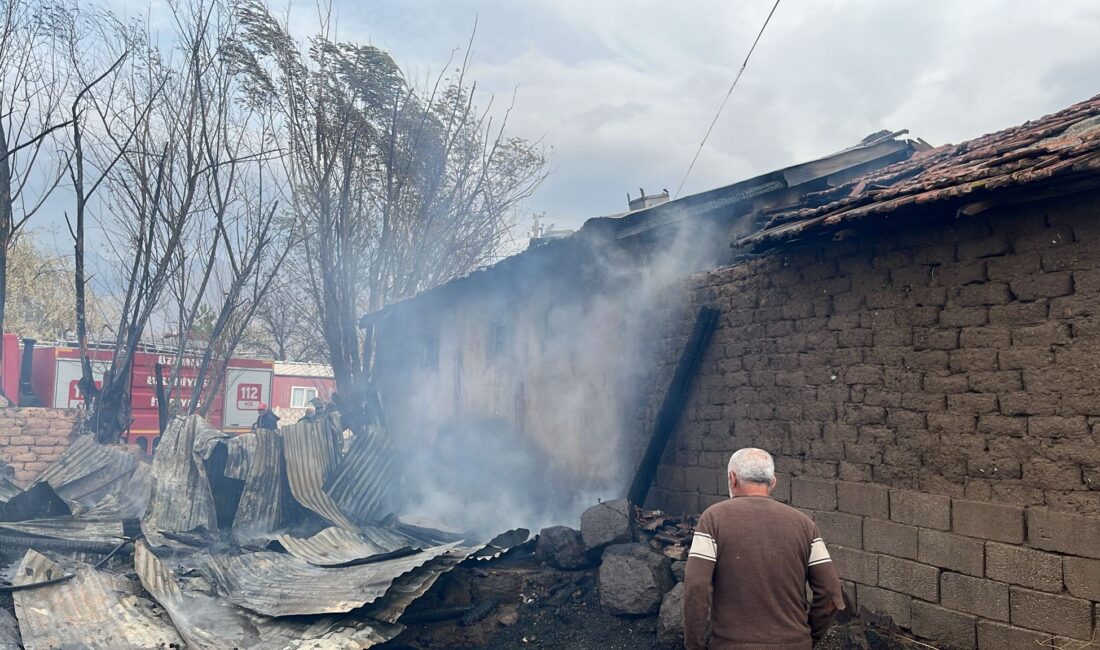 Erzincan’ın Çağİayan beldesine bağlı Mertekli köyünde samanlık ve odunluk çıkan