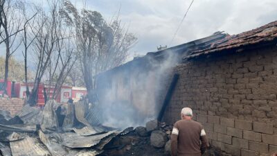 Erzincan’ın Çağİayan beldesine bağlı Mertekli köyünde samanlık ve odunluk çıkan