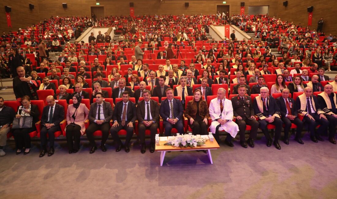 Erzincan Binali Yıldırım Üniversitesi’nin (EBYÜ) 2025-2026 Akademik Yılı törenle açıldı.