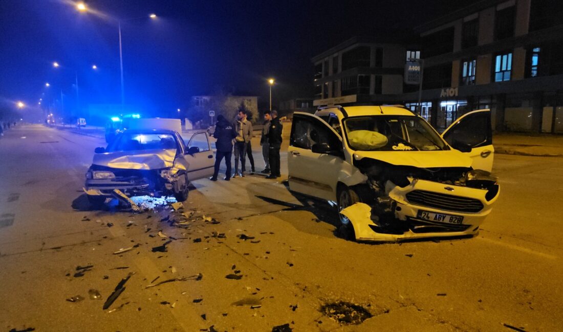 Erzincan’da hafif ticari araç ile otomobilin çarpıştığı kazada 1’i çocuk