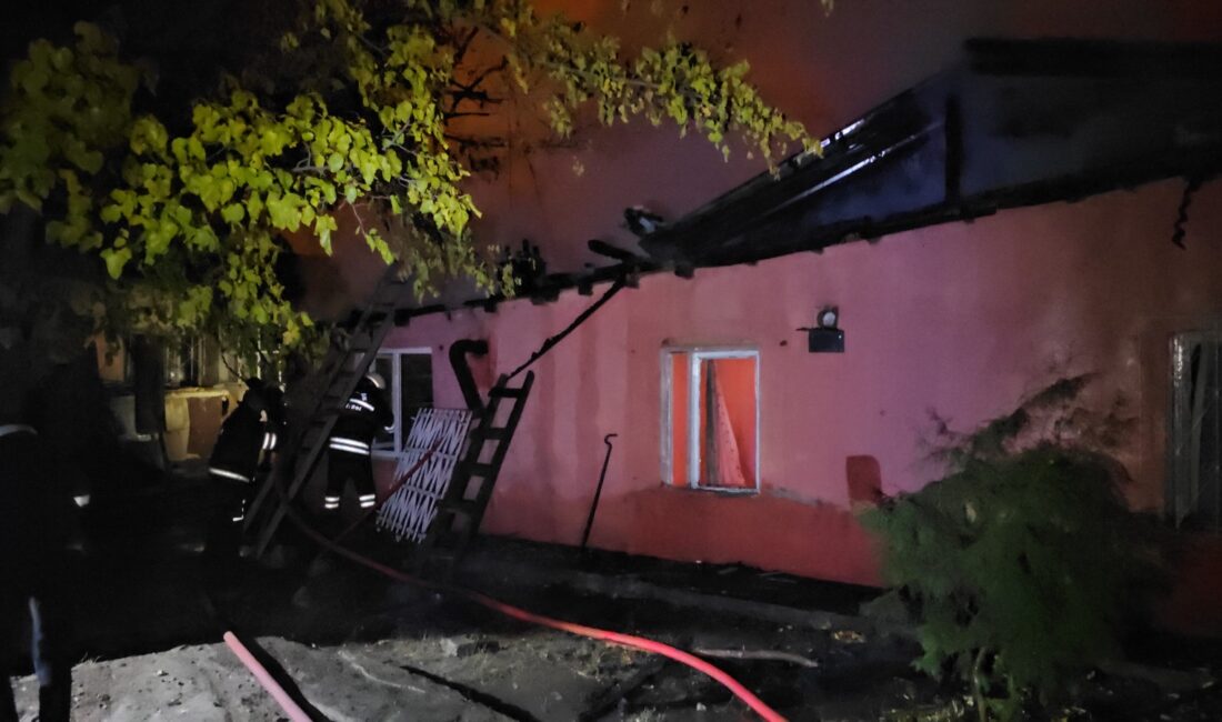 Erzincan’ın Demetevler Mahallesi’nde bir müstakil evde çıkan yangında 2’si çocuk