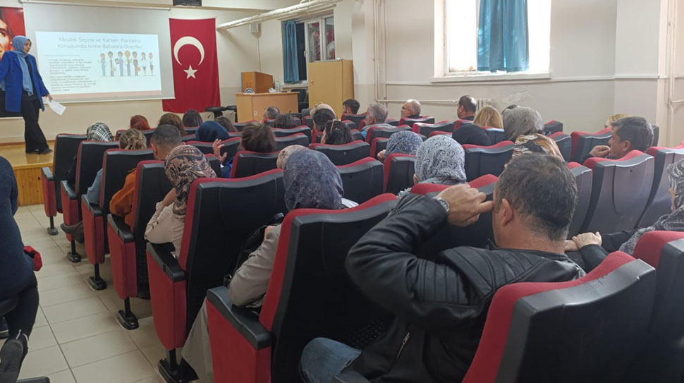 Erzincan Anadolu Lisesi’nde 10. sınıf öğrenci velilerine yönelik “Alan Seçimi