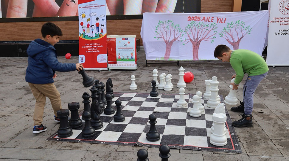 Erzincan’da 20 Kasım Dünya Çocuk Hakları Günü dolayısıyla Dört Yol
