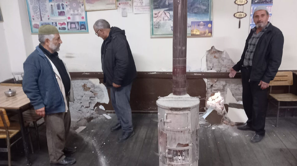 Erzincan’da kentsel dönüşüm çalışmaları sırasında ekskavatör, manevra hatası sonucu bir