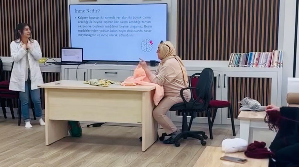 Kemah İlçe Hastanesi, Kemah Aile Destek Merkezi’ndeki örgü kursunda katılımcılara