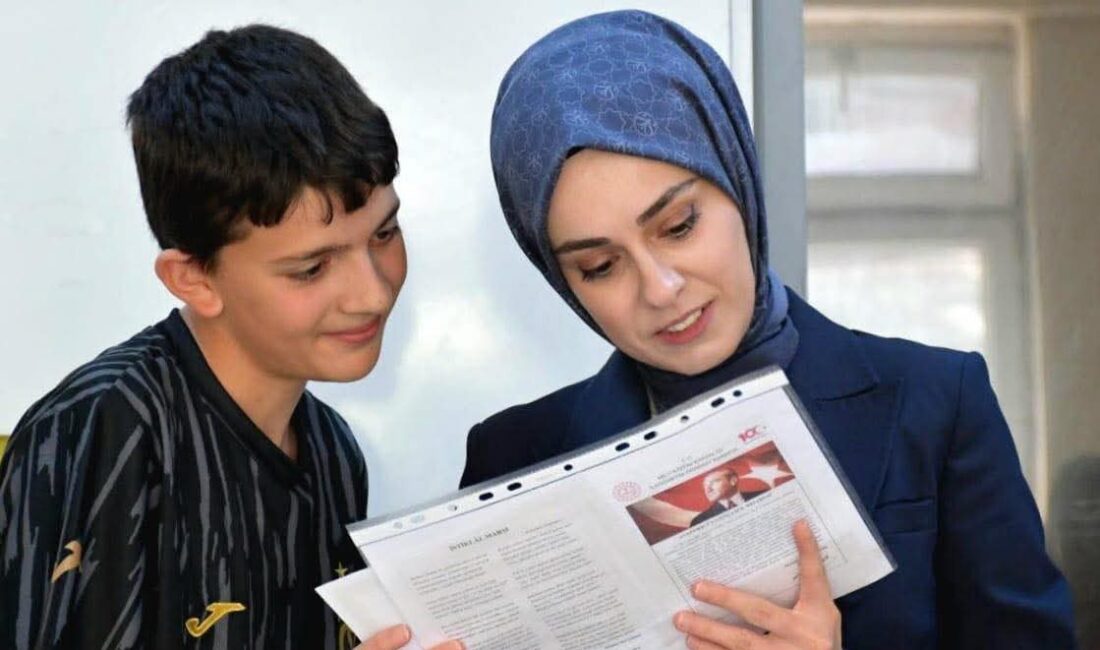 1990 yılında Yalova’da doğan Betül Büyükkılıç, Kocaeli Üniversitesi Siyaset Bilimi