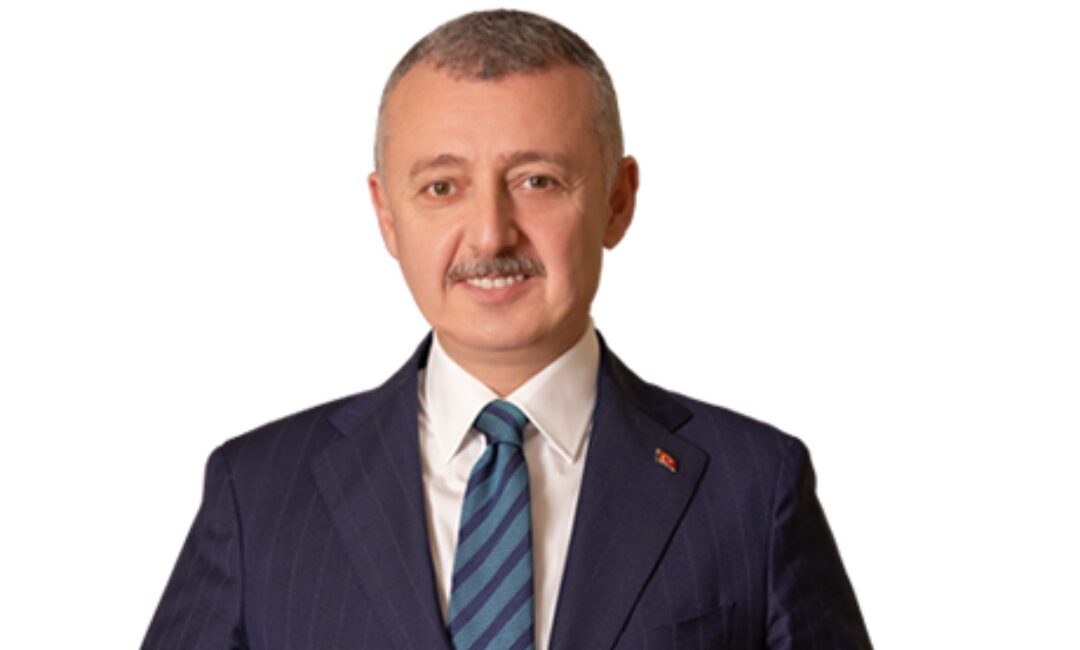 Kocaeli’nin Derince ilçesinde dünyaya gelen Doç. Dr. Tahir Büyükakın; akademisyenlikten