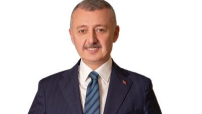 Kocaeli’nin Derince ilçesinde dünyaya gelen Doç. Dr. Tahir Büyükakın; akademisyenlikten