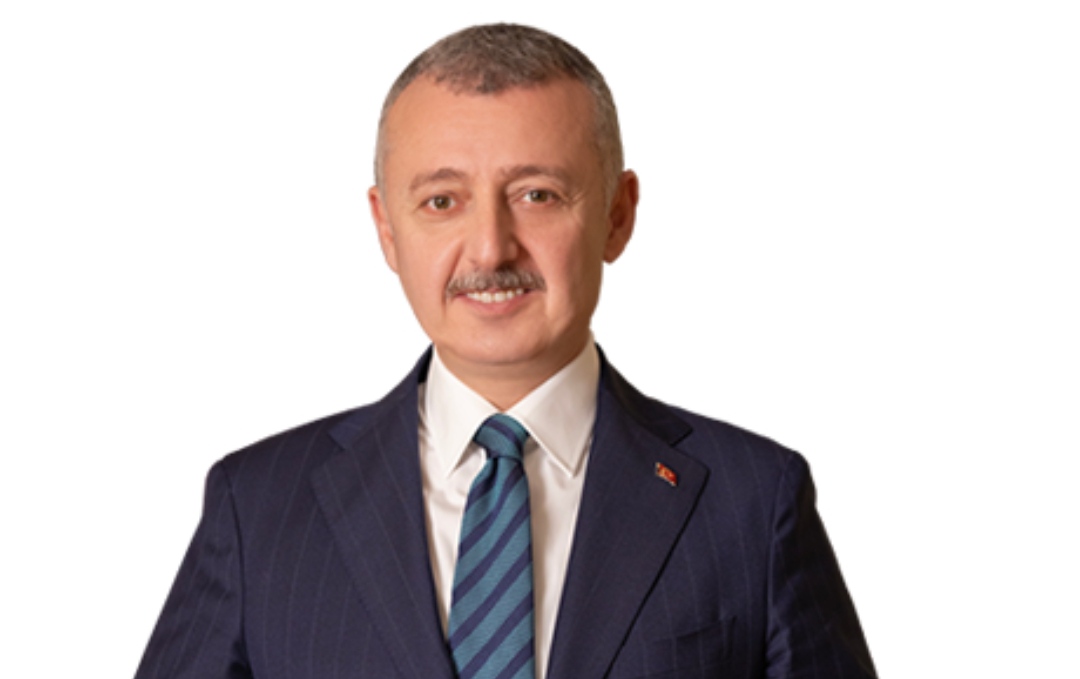 Kocaeli’nin Derince ilçesinde dünyaya gelen Doç. Dr. Tahir Büyükakın; akademisyenlikten