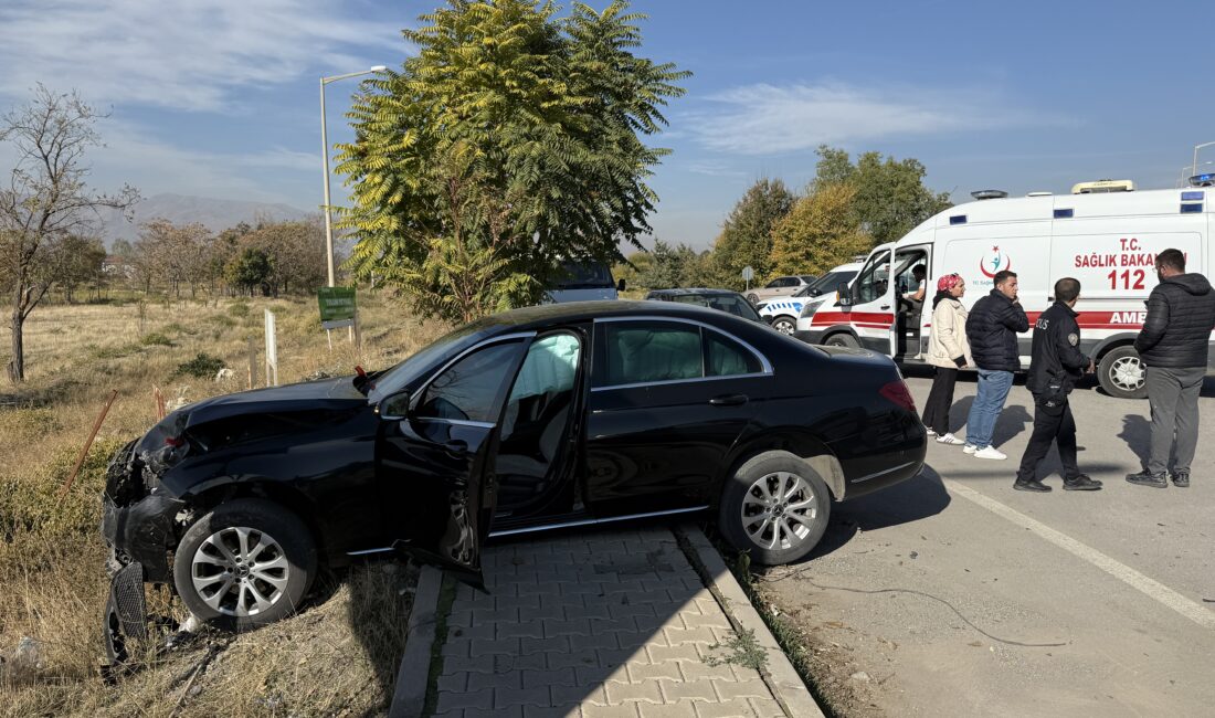 Erzincan’da otomobil ile hafif ticari araç kavşakta çarpıştı. Meydana gelen